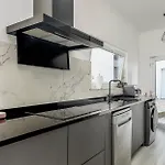 Room With Private Bathroom In Family Home Guest house Sesimbra