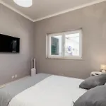 Room With Private Bathroom In Family Home Guest house Sesimbra