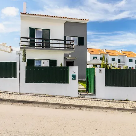 Room With Private Bathroom In Family Home Sesimbra
