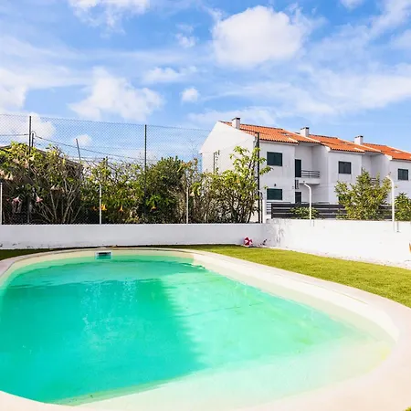 Gæstehus With Private Bathroom In Family Sesimbra